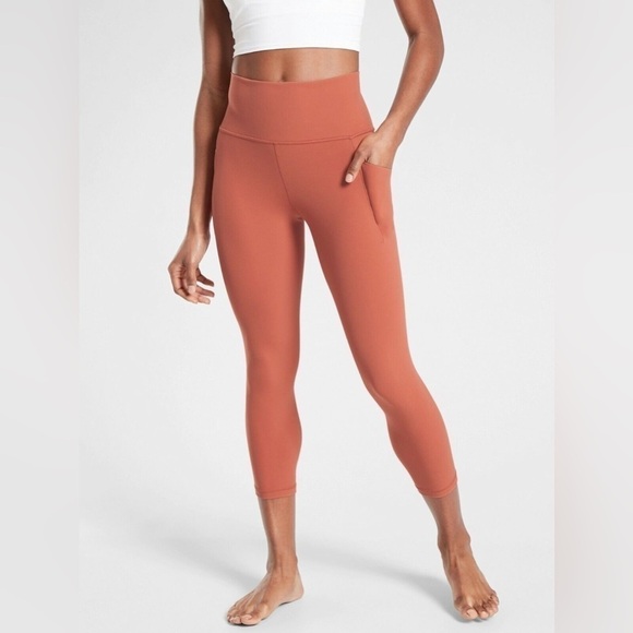 NWT Athleta Salutation Stash Pocket Capri Leggings Powervita Etruscan Red - Picture 1 of 7